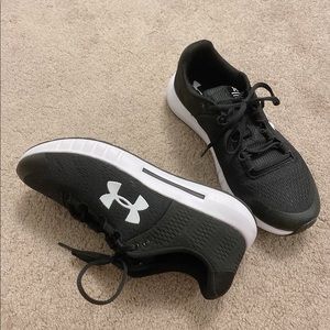 Under armour women running shoes (new)